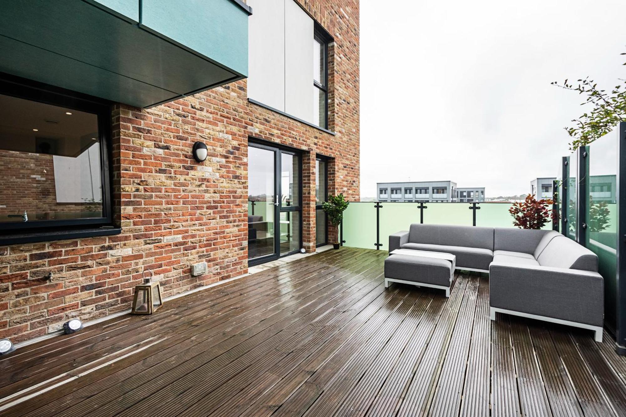 Chiswick Park 3 Bed 3 Bath West London - Parking Apartment Exterior photo