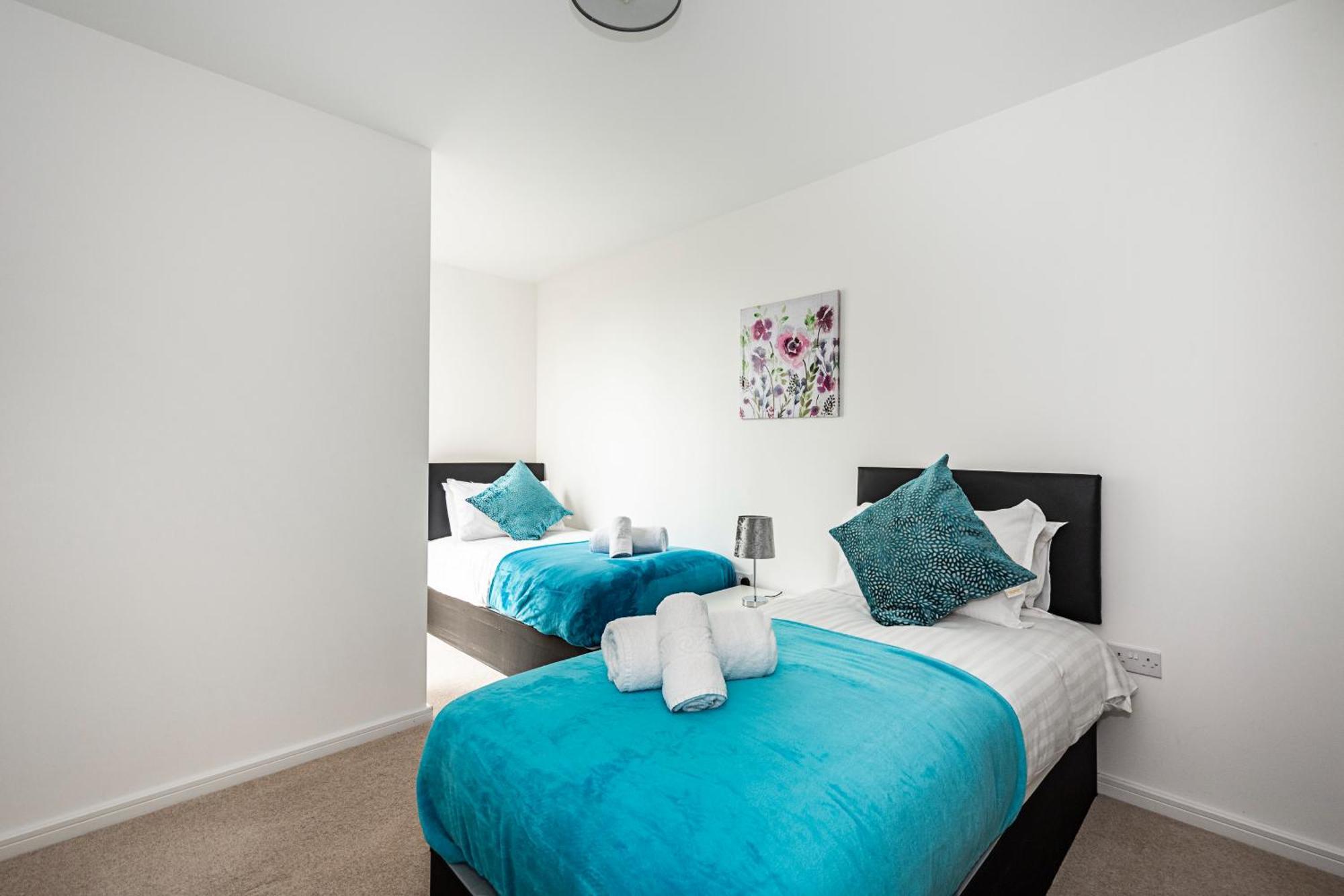 Chiswick Park 3 Bed 3 Bath West London - Parking Apartment Exterior photo