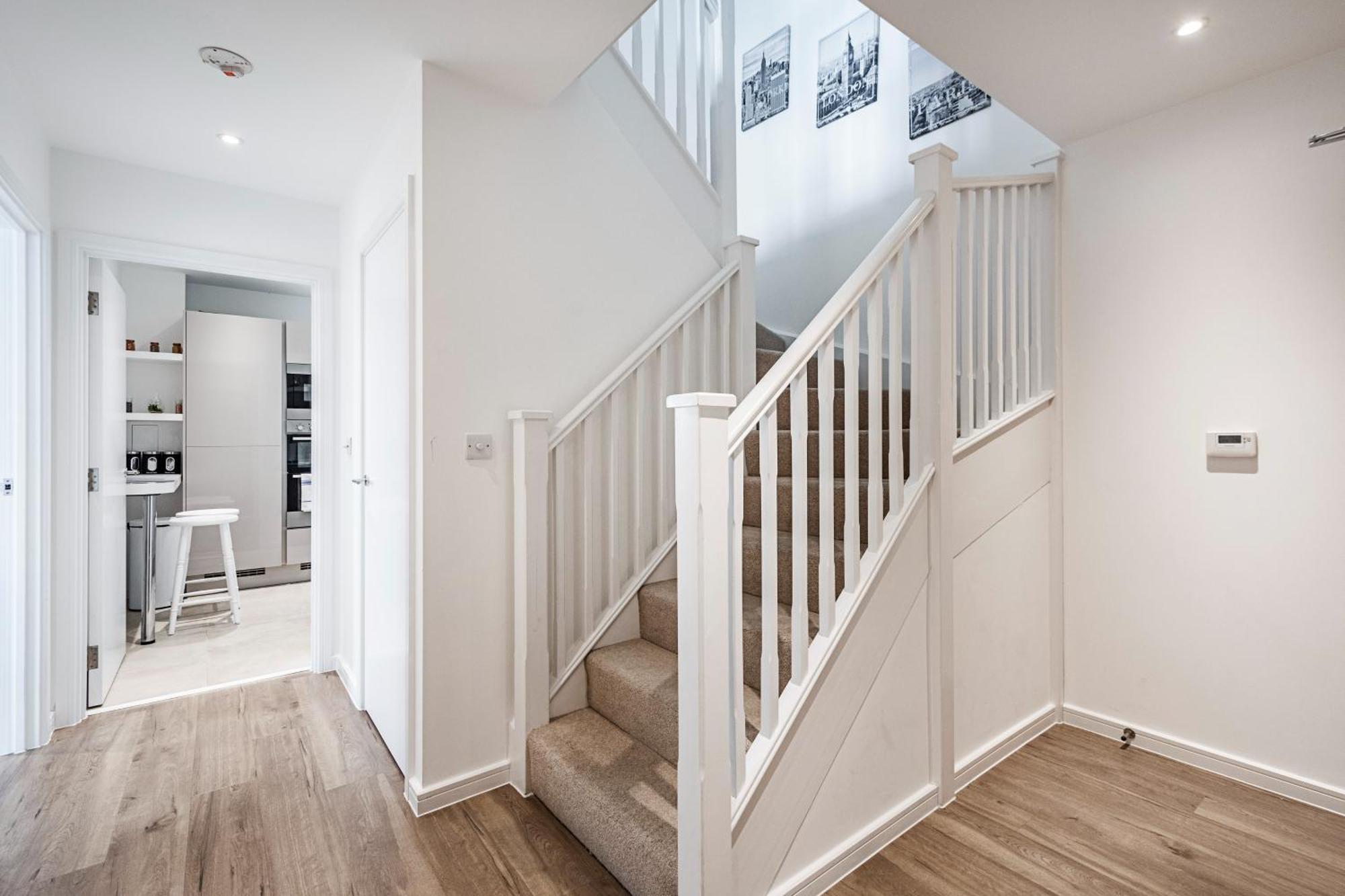 Chiswick Park 3 Bed 3 Bath West London - Parking Apartment Exterior photo