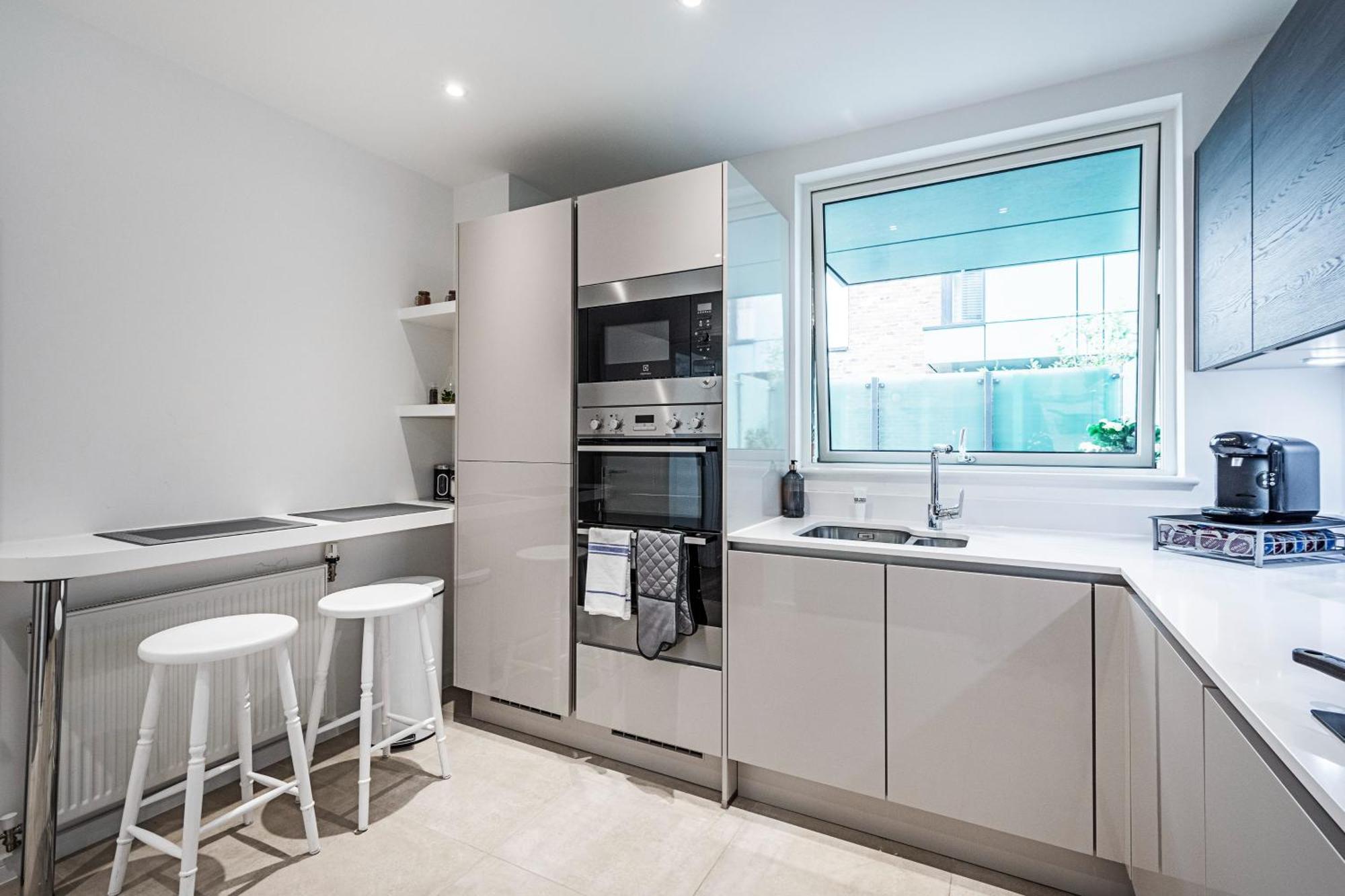 Chiswick Park 3 Bed 3 Bath West London - Parking Apartment Exterior photo