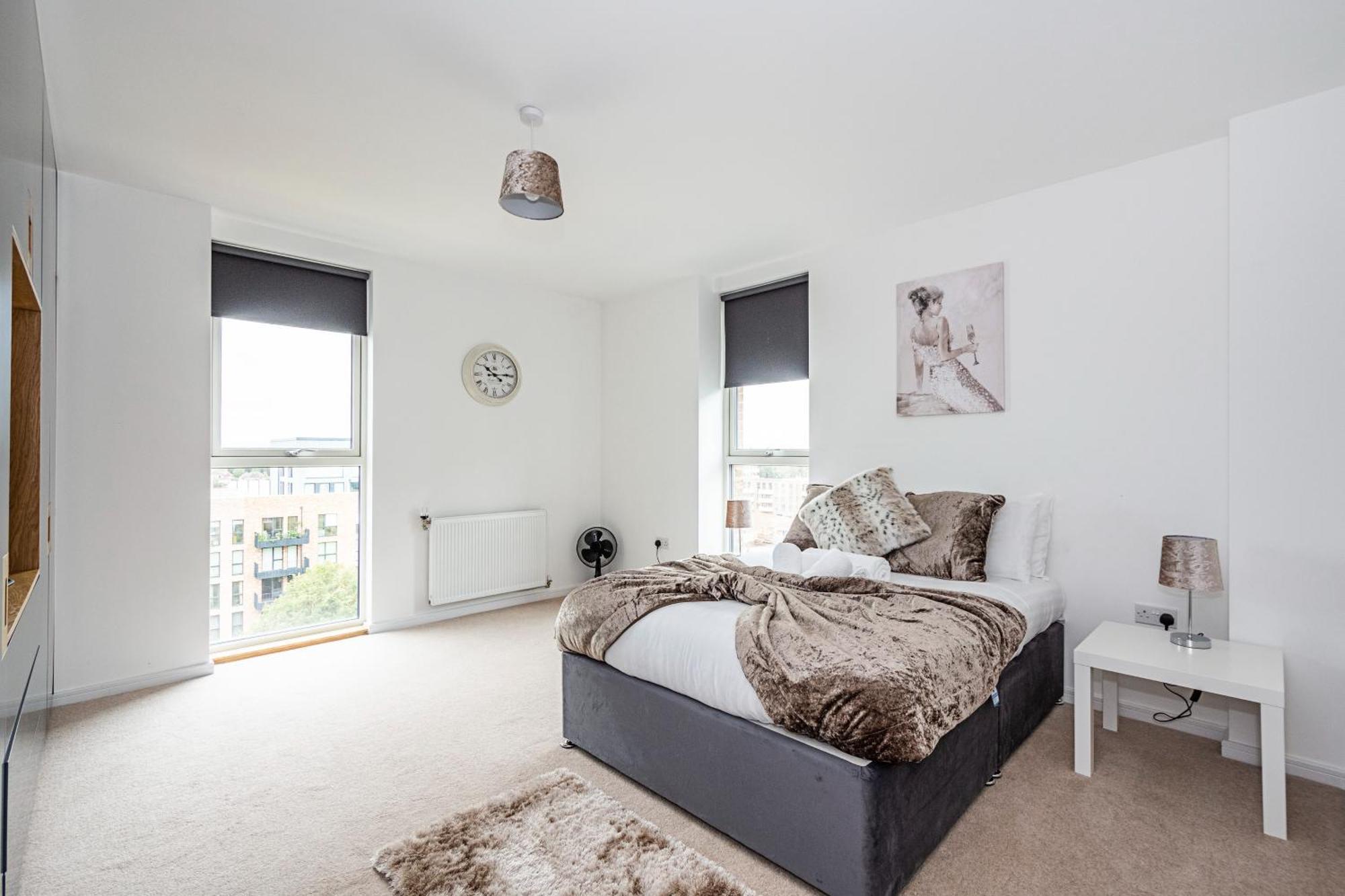Chiswick Park 3 Bed 3 Bath West London - Parking Apartment Exterior photo