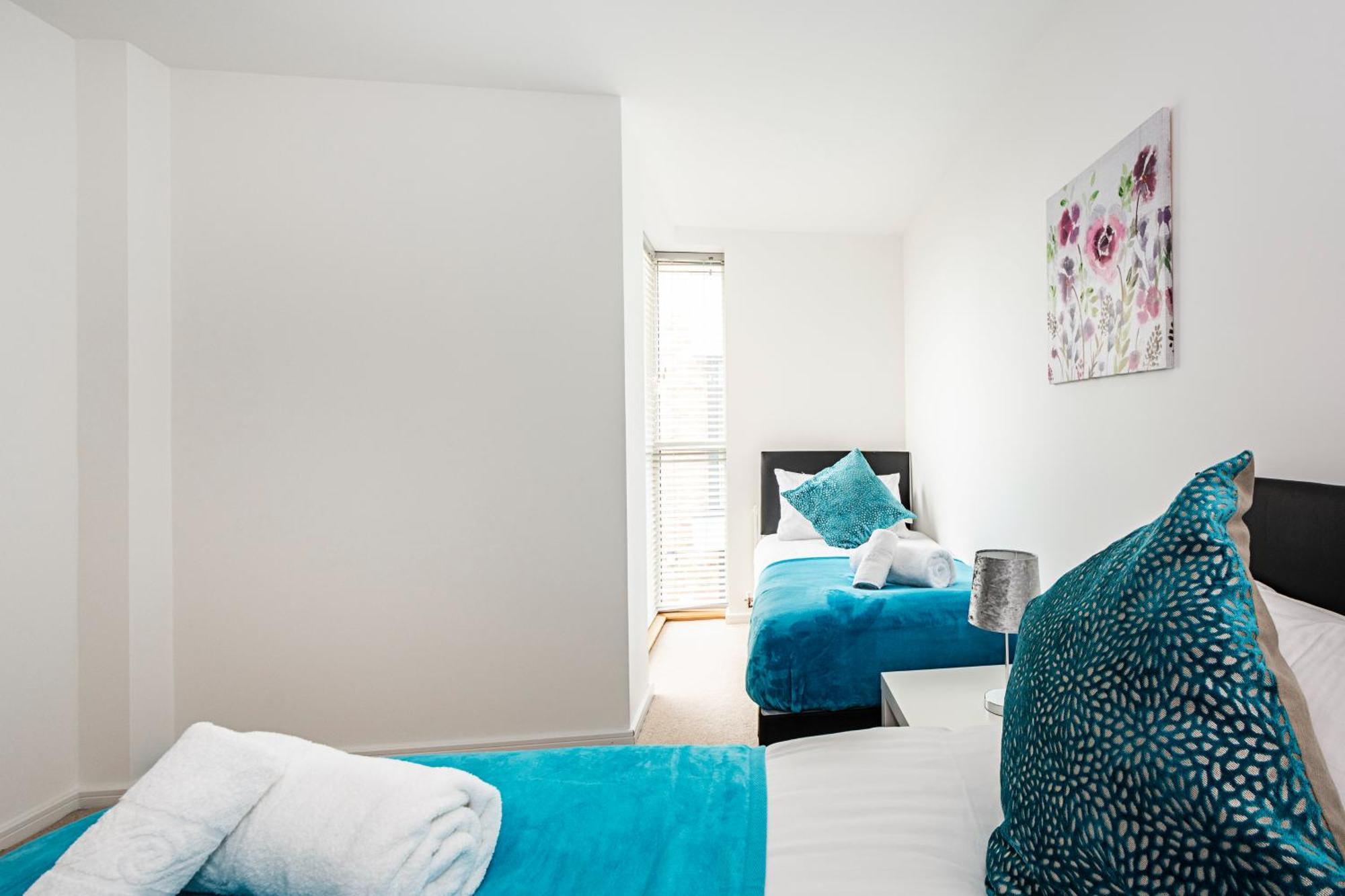 Chiswick Park 3 Bed 3 Bath West London - Parking Apartment Exterior photo