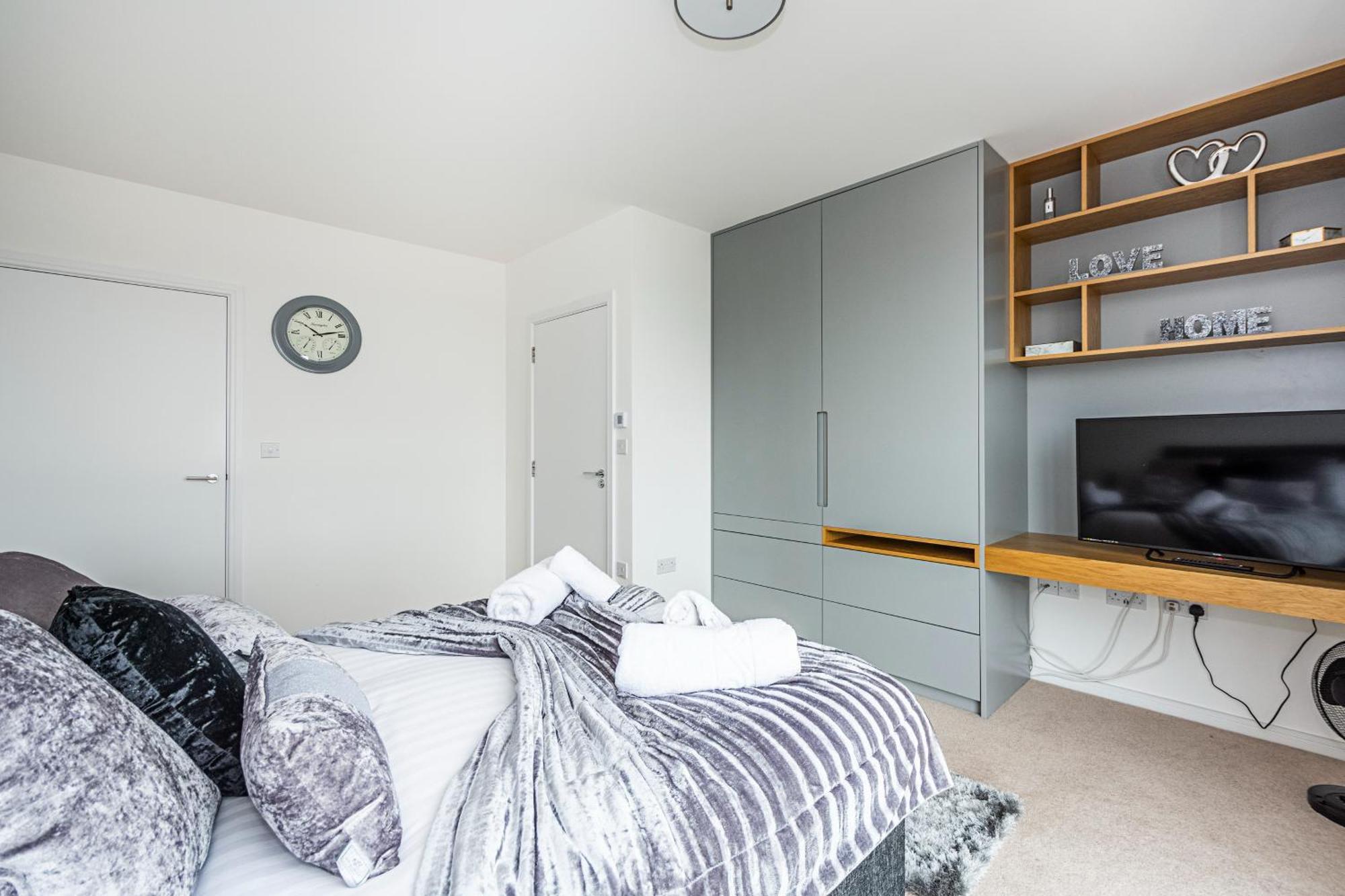 Chiswick Park 3 Bed 3 Bath West London - Parking Apartment Exterior photo