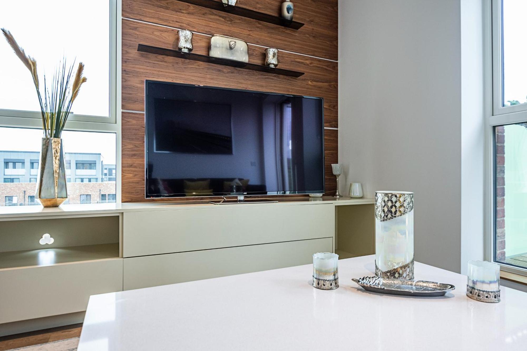 Chiswick Park 3 Bed 3 Bath West London - Parking Apartment Exterior photo