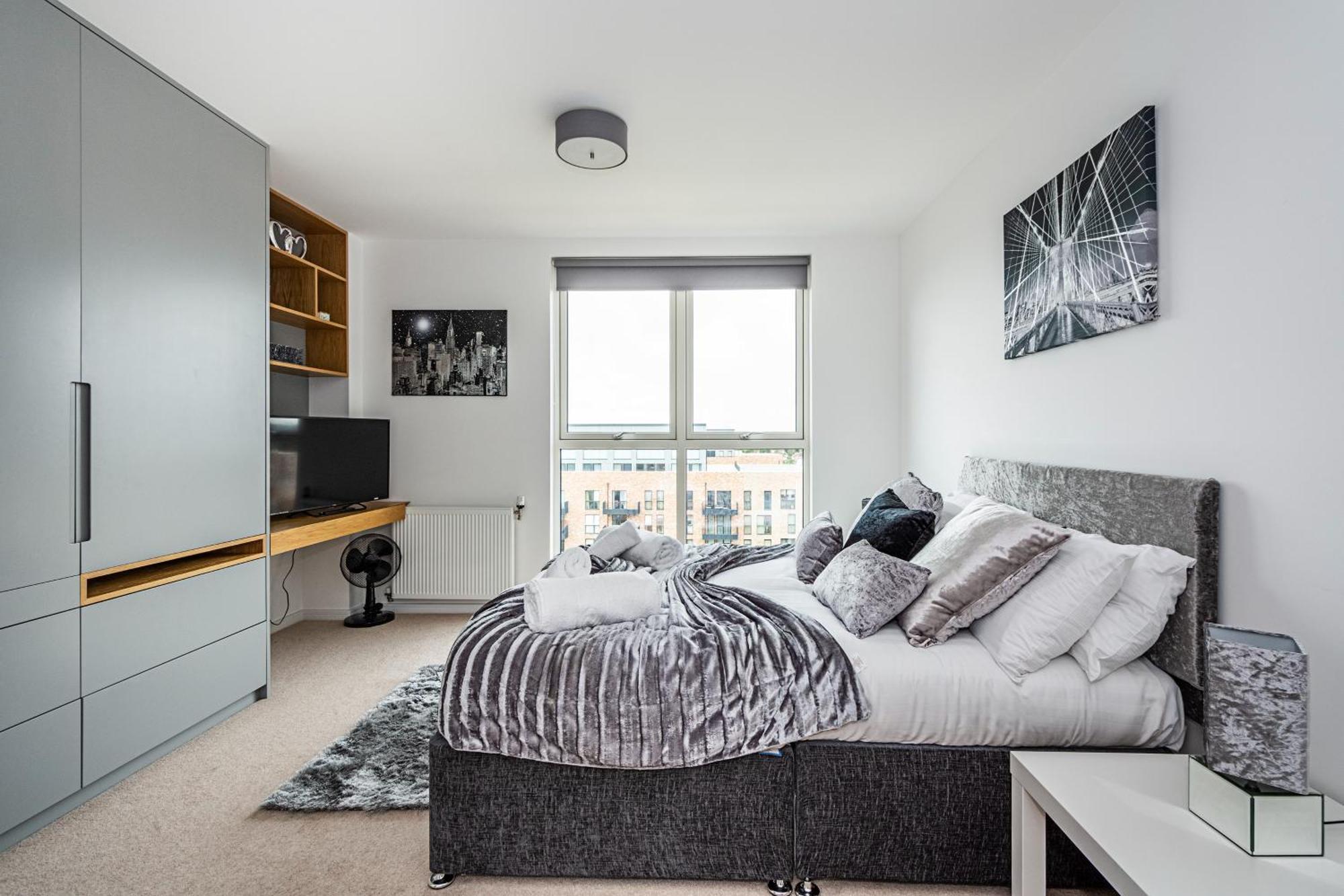 Chiswick Park 3 Bed 3 Bath West London - Parking Apartment Exterior photo