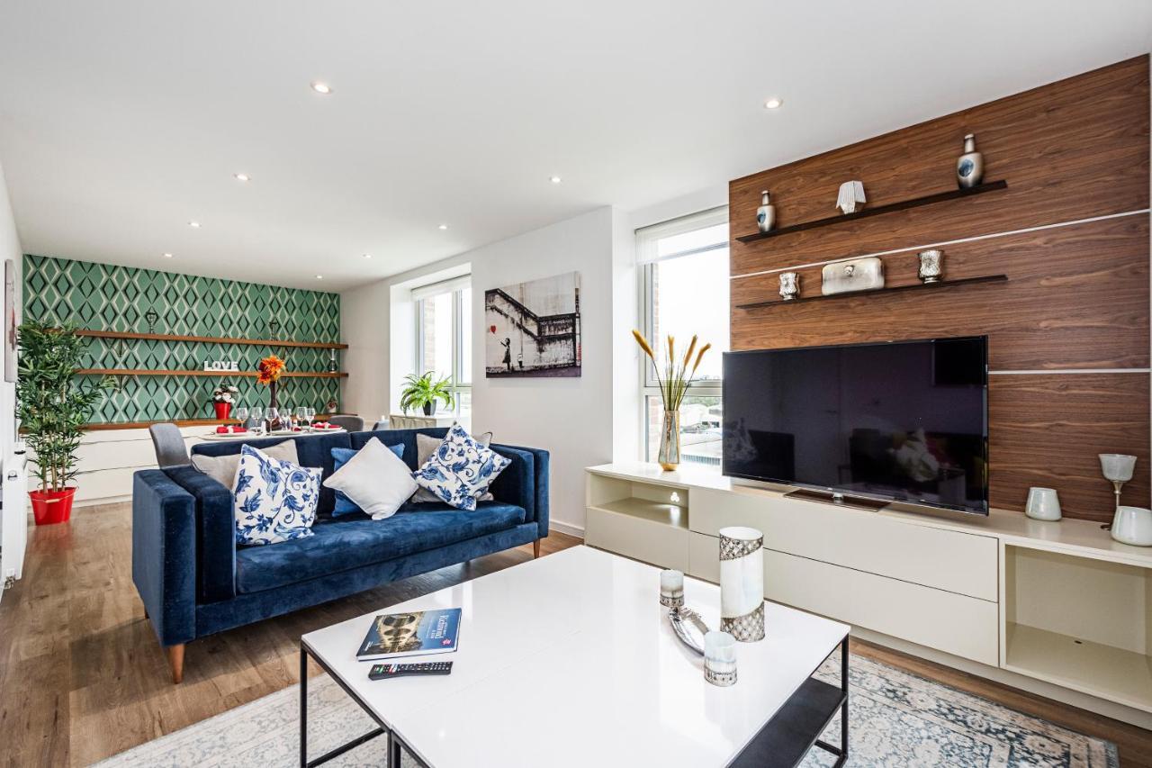 Chiswick Park 3 Bed 3 Bath West London - Parking Apartment Exterior photo