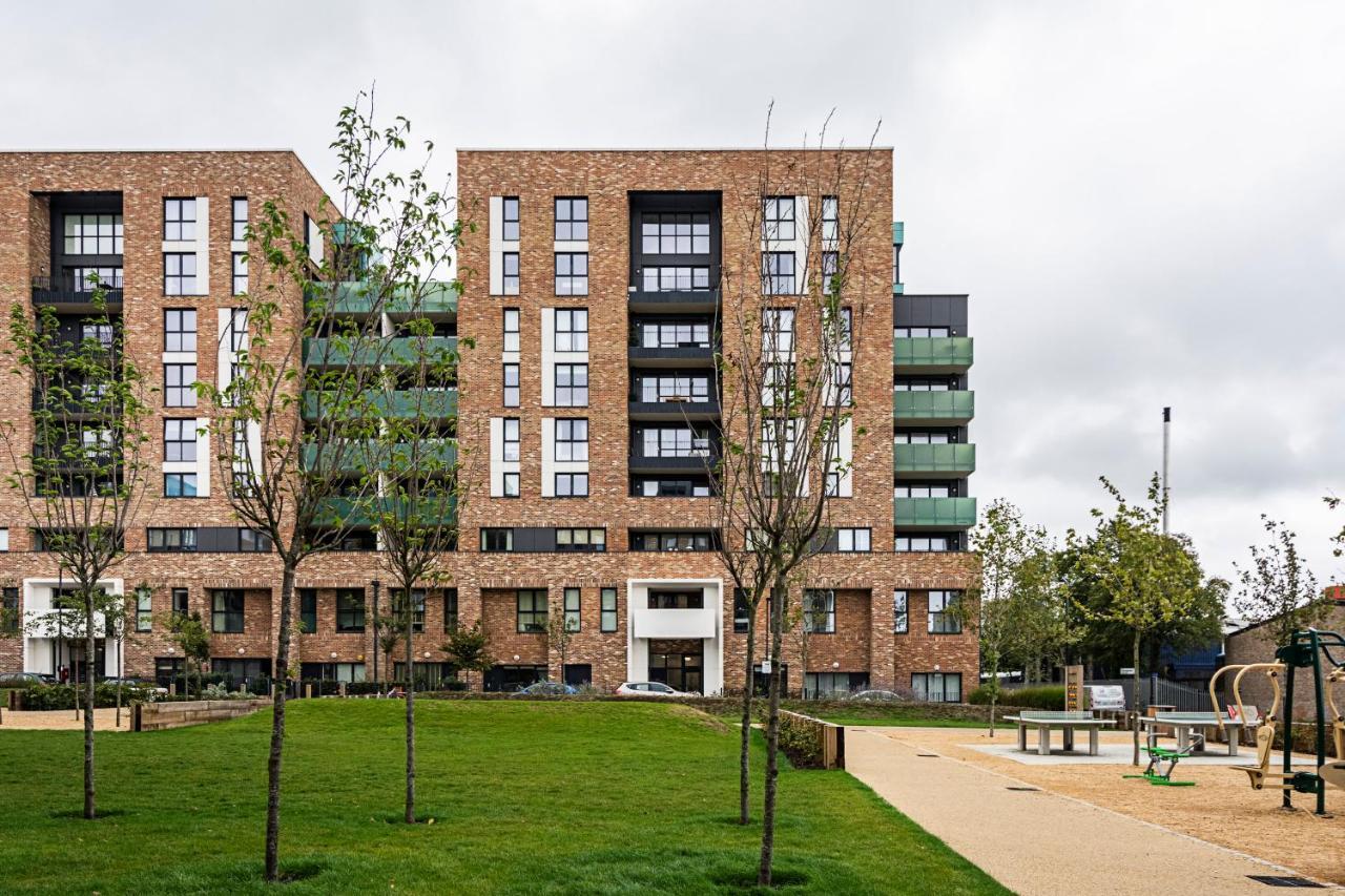 Chiswick Park 3 Bed 3 Bath West London - Parking Apartment Exterior photo