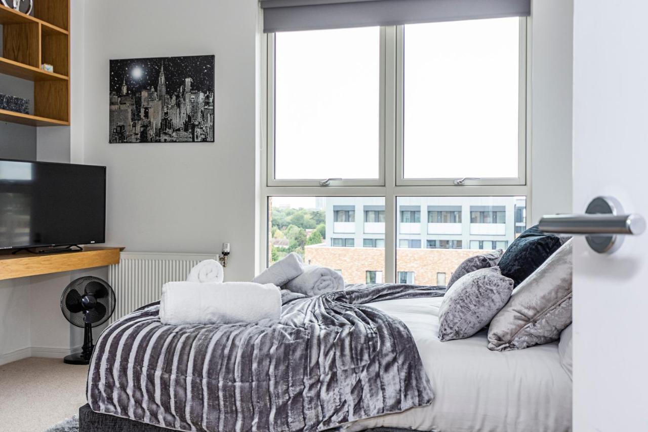 Chiswick Park 3 Bed 3 Bath West London - Parking Apartment Exterior photo