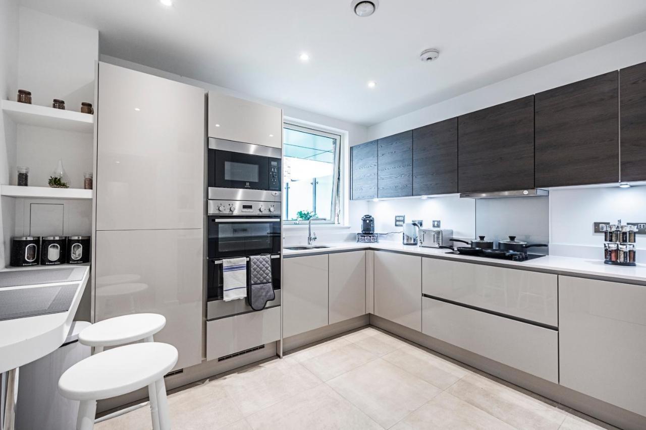 Chiswick Park 3 Bed 3 Bath West London - Parking Apartment Exterior photo