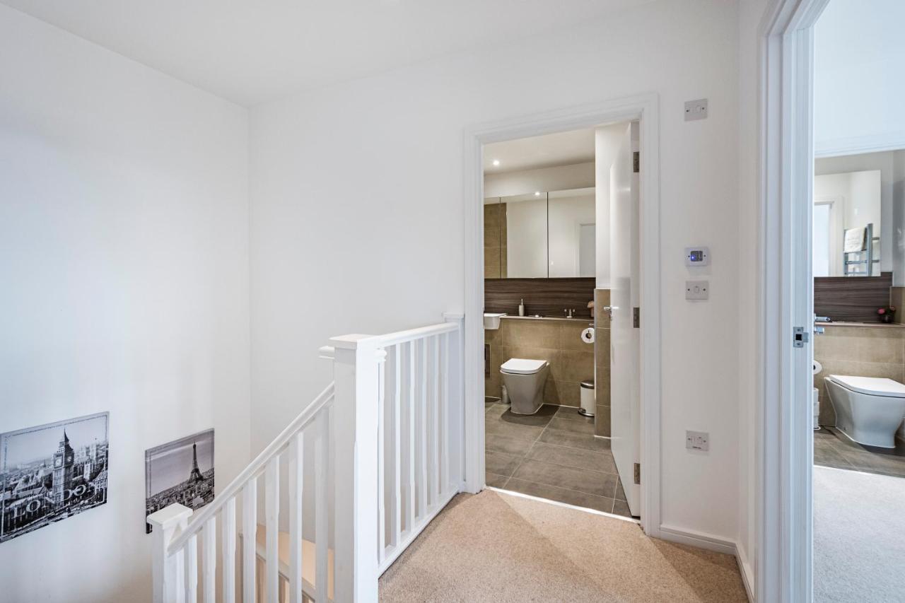 Chiswick Park 3 Bed 3 Bath West London - Parking Apartment Exterior photo