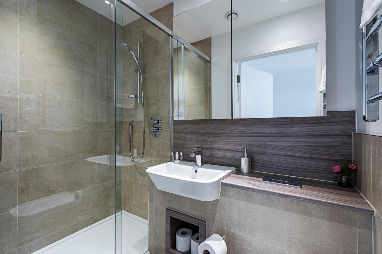 Chiswick Park 3 Bed 3 Bath West London - Parking Apartment Exterior photo