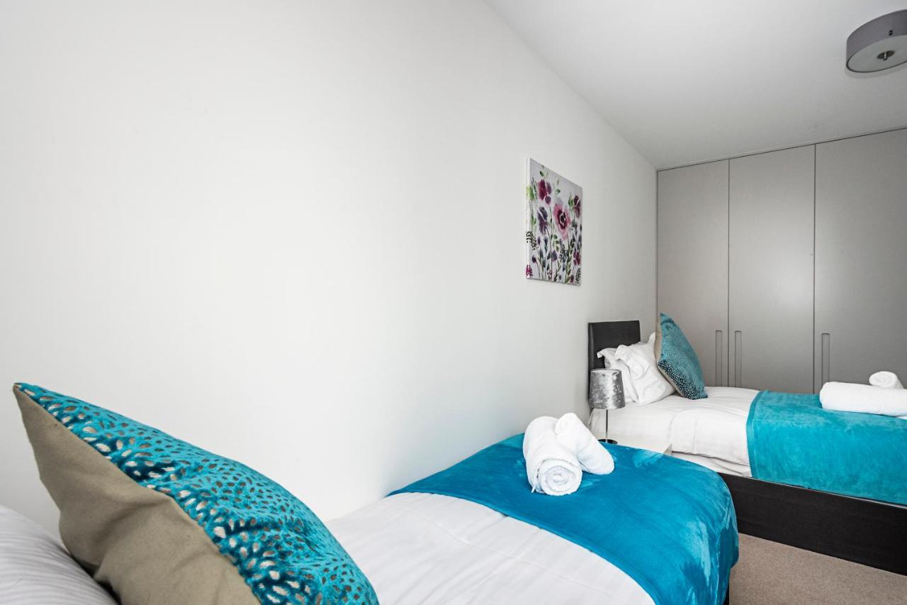 Chiswick Park 3 Bed 3 Bath West London - Parking Apartment Exterior photo