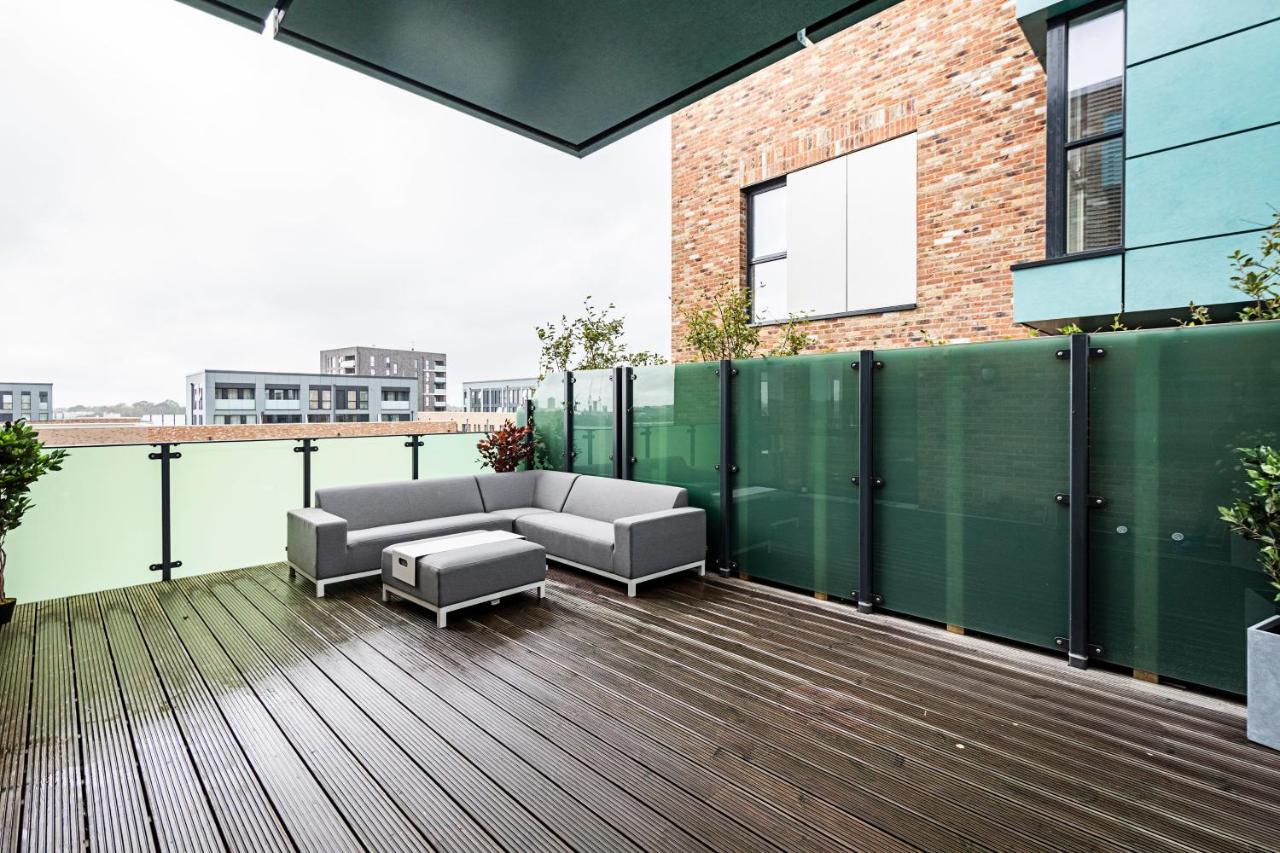 Chiswick Park 3 Bed 3 Bath West London - Parking Apartment Exterior photo