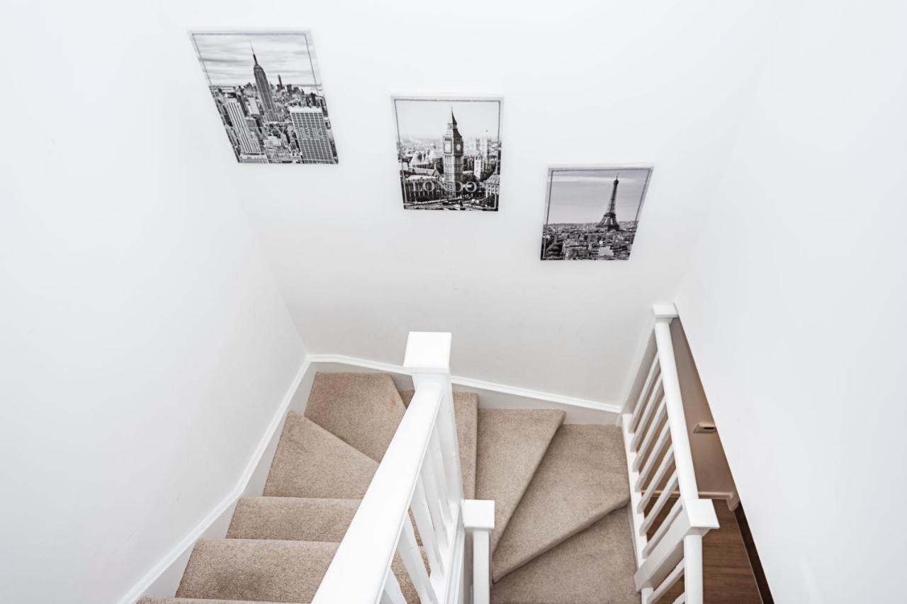 Chiswick Park 3 Bed 3 Bath West London - Parking Apartment Exterior photo
