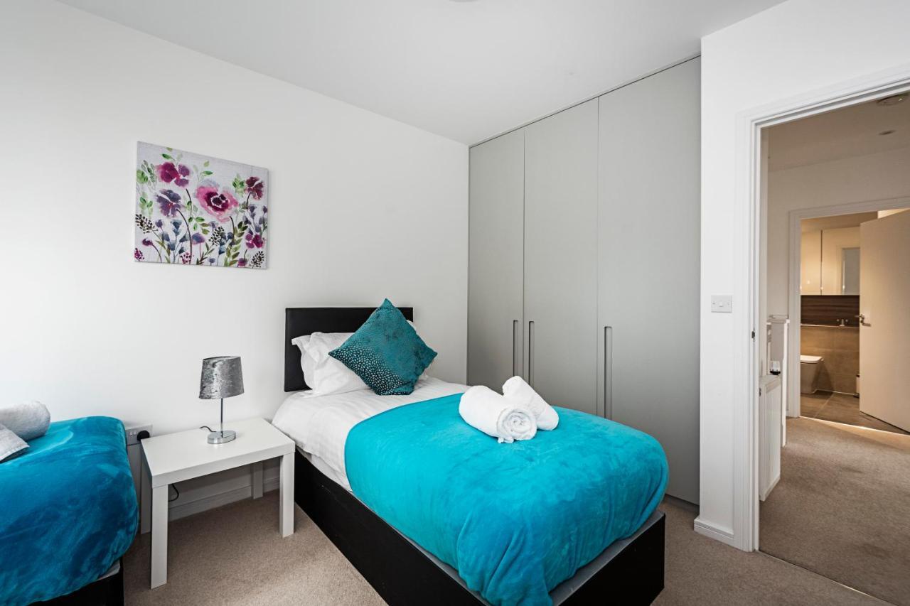 Chiswick Park 3 Bed 3 Bath West London - Parking Apartment Exterior photo